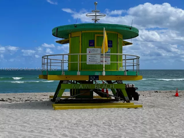1-bedroom condo for sale in Miami Beach - 5700 Collins Ave 3M - MondialRealty