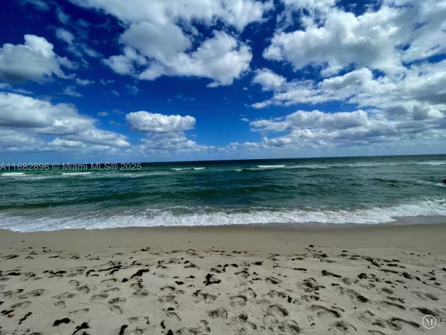1-bedroom condo for sale in Miami Beach - 5700 Collins Ave 3M - MondialRealty