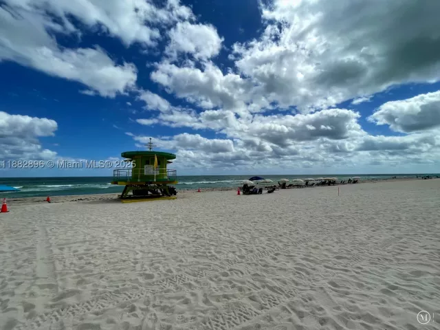 1-bedroom condo for sale in Miami Beach - 5700 Collins Ave 3M - MondialRealty