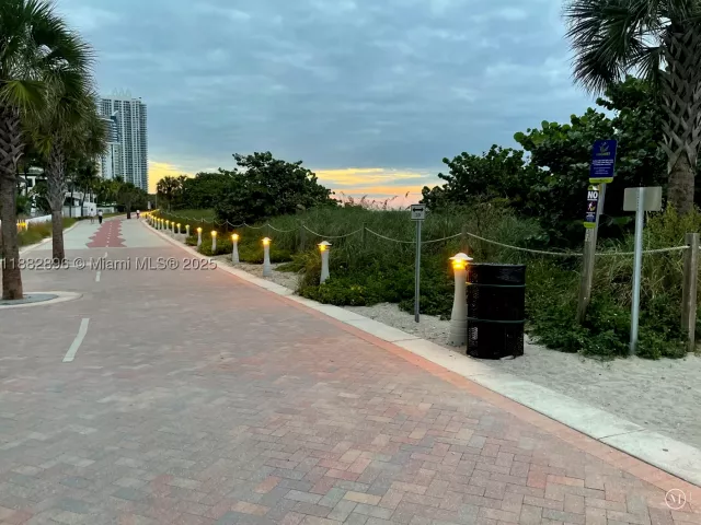 1-bedroom condo for sale in Miami Beach - 5700 Collins Ave 3M - MondialRealty
