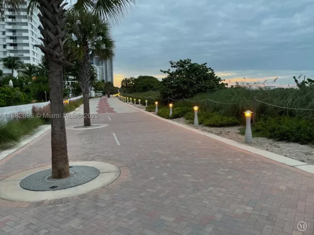 1-bedroom condo for sale in Miami Beach - 5700 Collins Ave 3M - MondialRealty