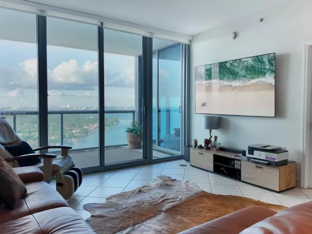 2-bedroom condo for sale in Miami - 601 NE 36th St 2206 - MondialRealty