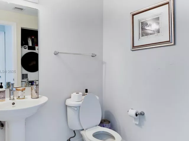 2-bedroom condo for sale in Miami - 601 NE 36th St 2206 - MondialRealty