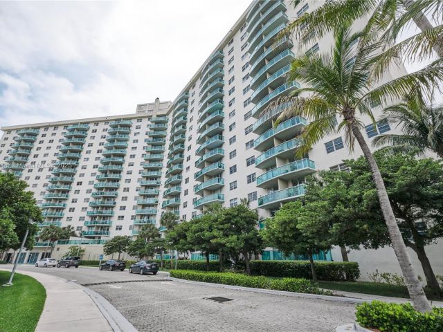 1-bedroom condo for sale in Sunny Isles Beach - 19370 Collins Ave 407 - MondialRealty
