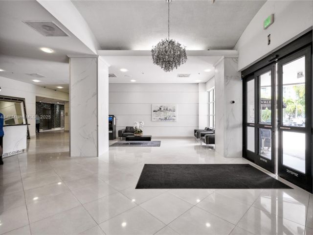 1-bedroom condo for sale in Sunny Isles Beach - 19370 Collins Ave 407 - MondialRealty