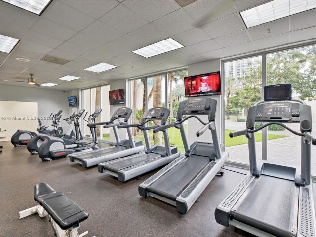 1-bedroom condo for sale in Sunny Isles Beach - 19370 Collins Ave 407 - MondialRealty