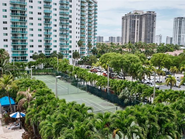 1-bedroom condo for sale in Sunny Isles Beach - 19370 Collins Ave 407 - MondialRealty