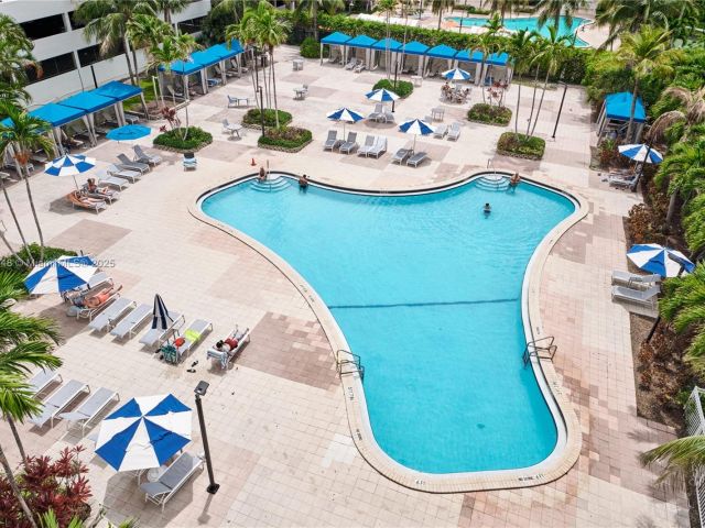 1-bedroom condo for sale in Sunny Isles Beach - 19370 Collins Ave 407 - MondialRealty