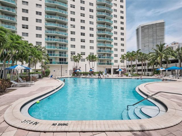 1-bedroom condo for sale in Sunny Isles Beach - 19370 Collins Ave 407 - MondialRealty