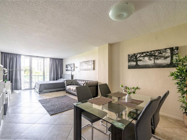 1-bedroom condo for sale in Sunny Isles Beach - 19370 Collins Ave 407 - MondialRealty