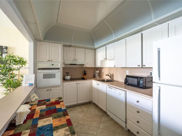 1-bedroom condo for sale in Sunny Isles Beach - 19370 Collins Ave 407 - MondialRealty