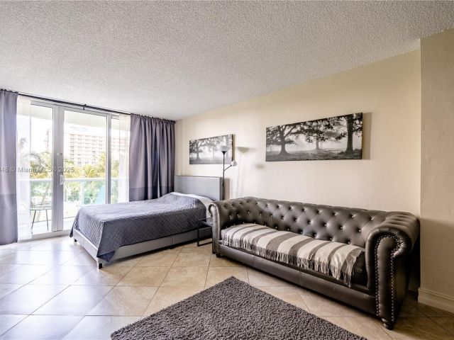 1-bedroom condo for sale in Sunny Isles Beach - 19370 Collins Ave 407 - MondialRealty