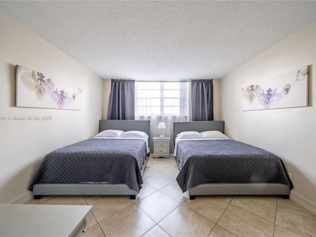 1-bedroom condo for sale in Sunny Isles Beach - 19370 Collins Ave 407 - MondialRealty