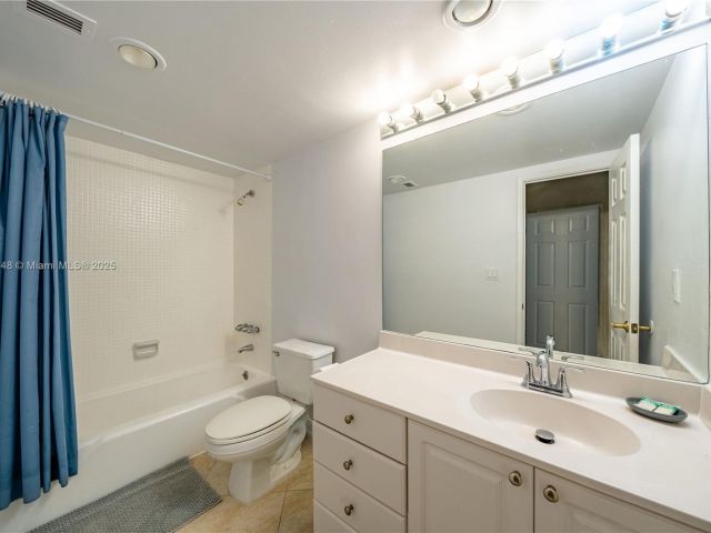 1-bedroom condo for sale in Sunny Isles Beach - 19370 Collins Ave 407 - MondialRealty
