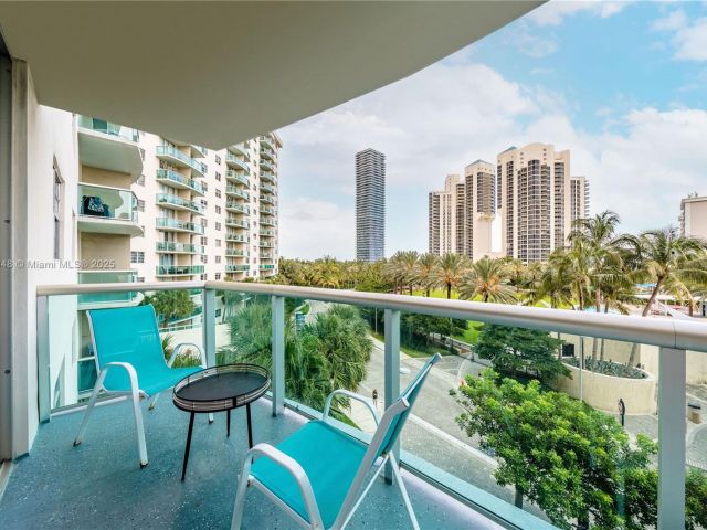 1-bedroom condo for sale in Sunny Isles Beach - 19370 Collins Ave 407 - MondialRealty