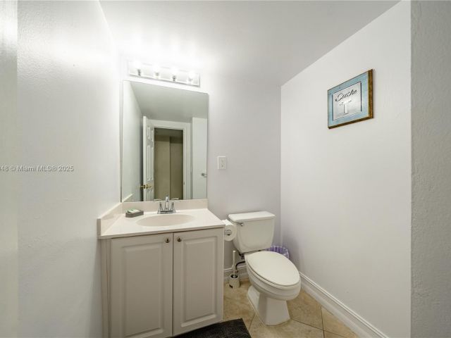 1-bedroom condo for sale in Sunny Isles Beach - 19370 Collins Ave 407 - MondialRealty