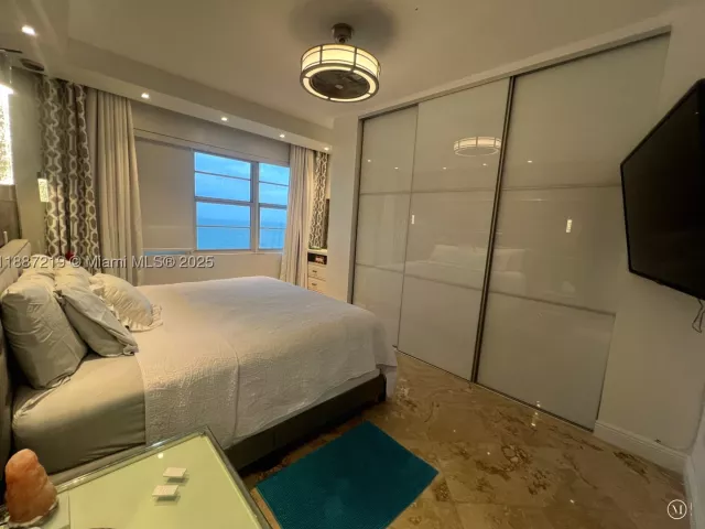 2-bedroom home for rent in Miami Beach - 6917 Collins Ave PH09 - MondialRealty