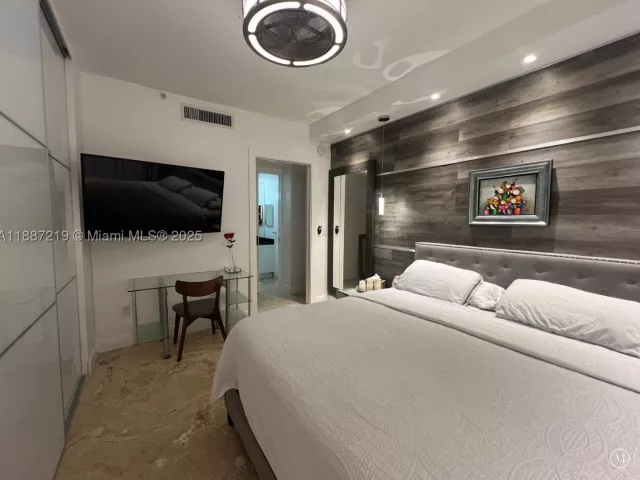 2-bedroom home for rent in Miami Beach - 6917 Collins Ave PH09 - MondialRealty