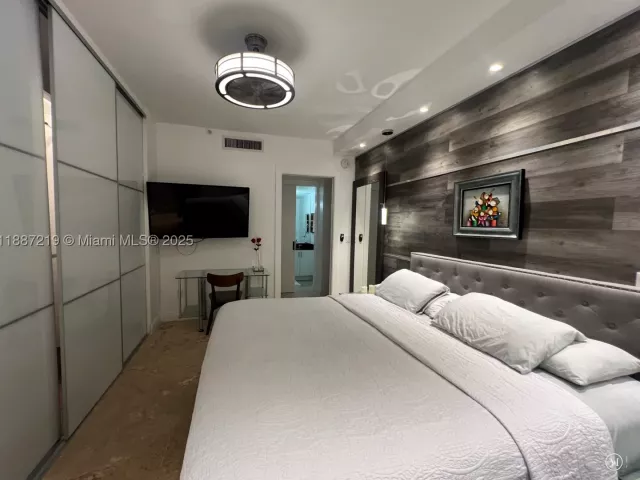 2-bedroom home for rent in Miami Beach - 6917 Collins Ave PH09 - MondialRealty