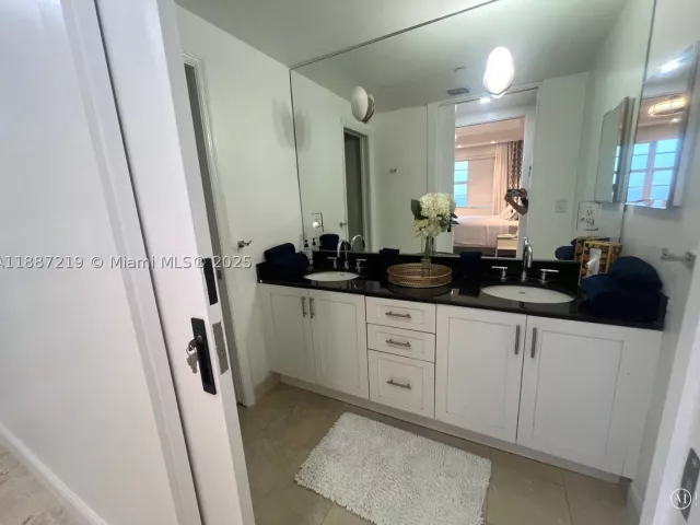 2-bedroom home for rent in Miami Beach - 6917 Collins Ave PH09 - MondialRealty