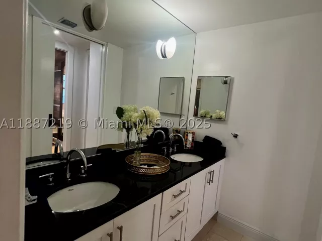 2-bedroom home for rent in Miami Beach - 6917 Collins Ave PH09 - MondialRealty