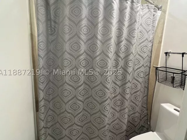 2-bedroom home for rent in Miami Beach - 6917 Collins Ave PH09 - MondialRealty