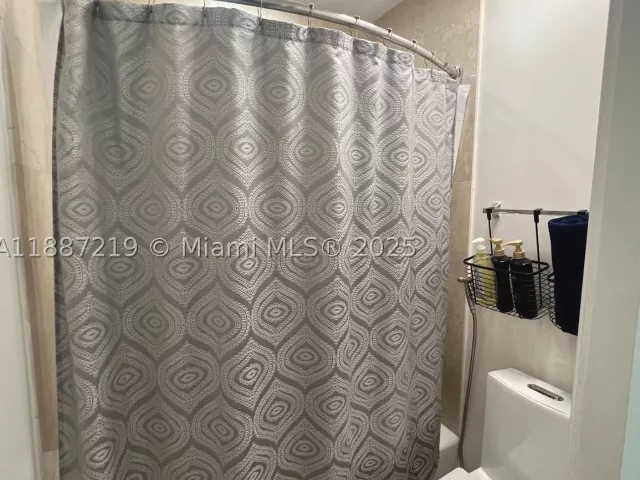 2-bedroom home for rent in Miami Beach - 6917 Collins Ave PH09 - MondialRealty