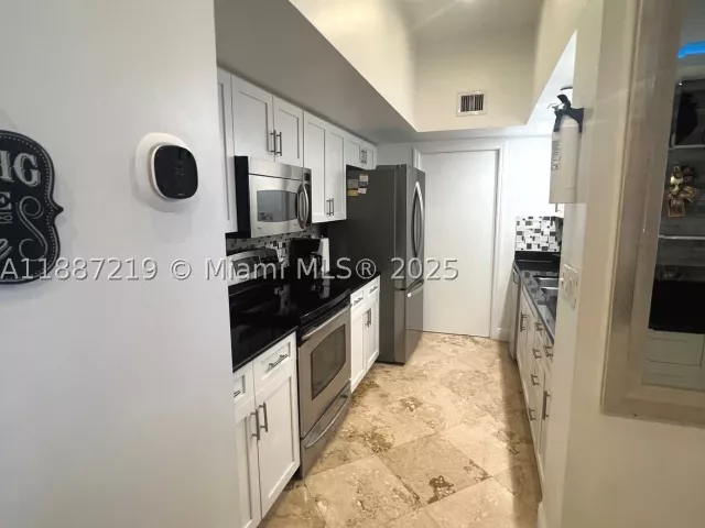 2-bedroom home for rent in Miami Beach - 6917 Collins Ave PH09 - MondialRealty