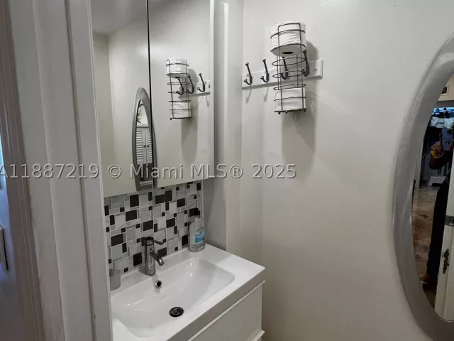 2-bedroom home for rent in Miami Beach - 6917 Collins Ave PH09 - MondialRealty