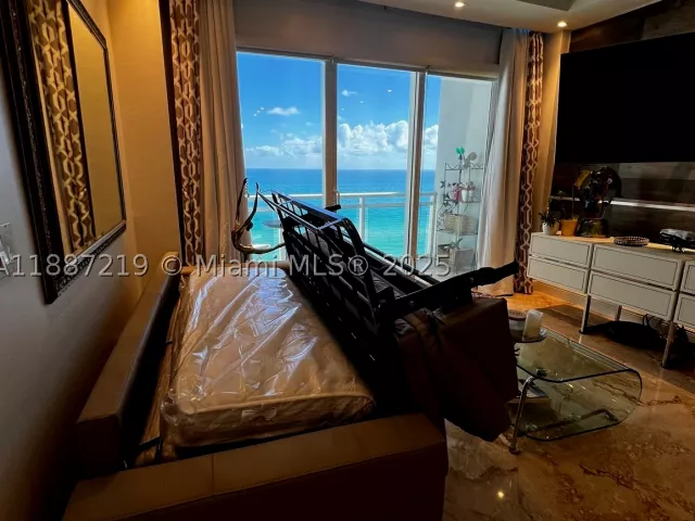 2-bedroom home for rent in Miami Beach - 6917 Collins Ave PH09 - MondialRealty