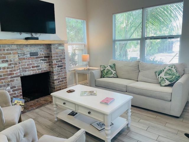 Home for rent at 1036 Francis Street - photo 6628574