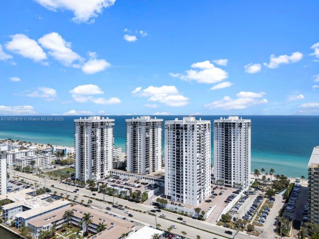 2-bedroom condo for sale in Hollywood - 2301 S Ocean Dr 307 - MondialRealty