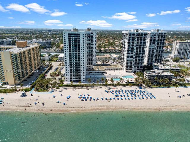 2-bedroom condo for sale in Hollywood - 2301 S Ocean Dr 307 - MondialRealty