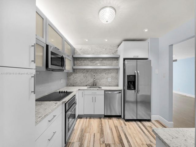 2-bedroom condo for sale in Hollywood - 2301 S Ocean Dr 307 - MondialRealty