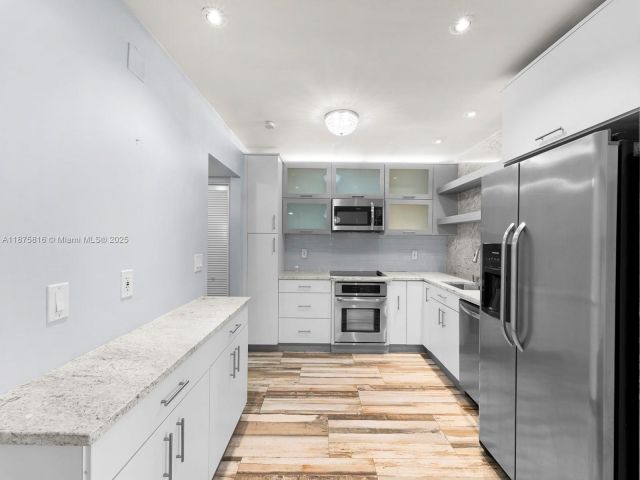 2-bedroom condo for sale in Hollywood - 2301 S Ocean Dr 307 - MondialRealty