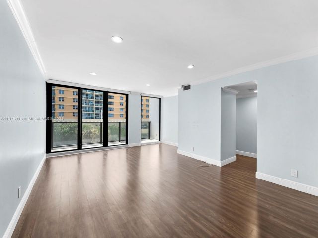 2-bedroom condo for sale in Hollywood - 2301 S Ocean Dr 307 - MondialRealty