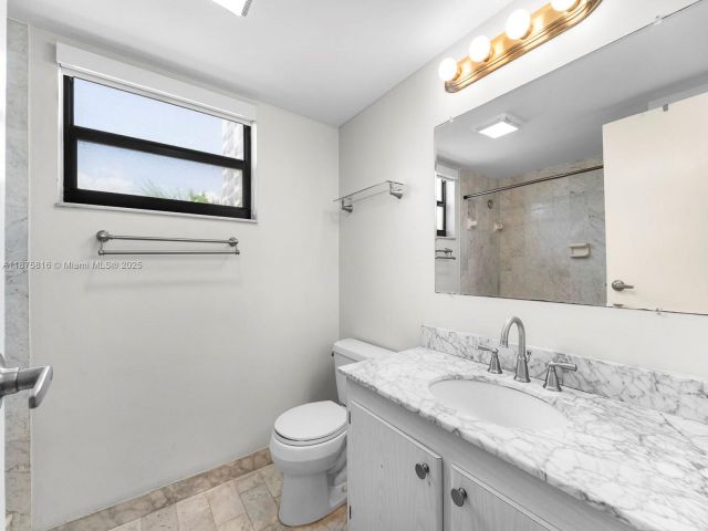 2-bedroom condo for sale in Hollywood - 2301 S Ocean Dr 307 - MondialRealty