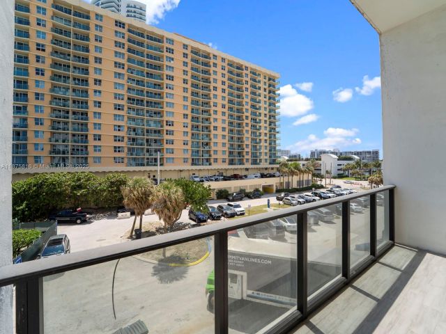 2-bedroom condo for sale in Hollywood - 2301 S Ocean Dr 307 - MondialRealty
