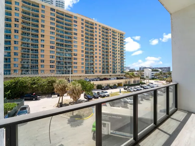 2-bedroom condo for sale in Hollywood - 2301 S Ocean Dr 307 - MondialRealty