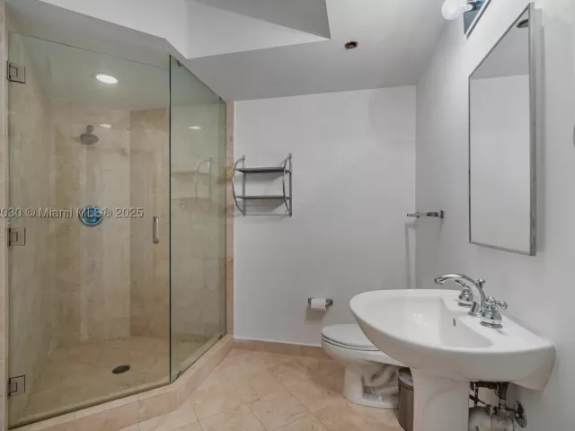 3-bedroom condo for sale in Miami Beach - 6365 Collins Ave 2901 - MondialRealty