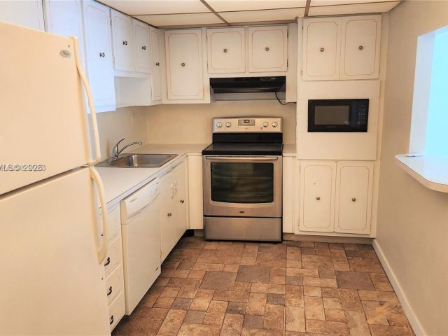 1-bedroom condo for sale in Sunny Isles Beach -  - MondialRealty