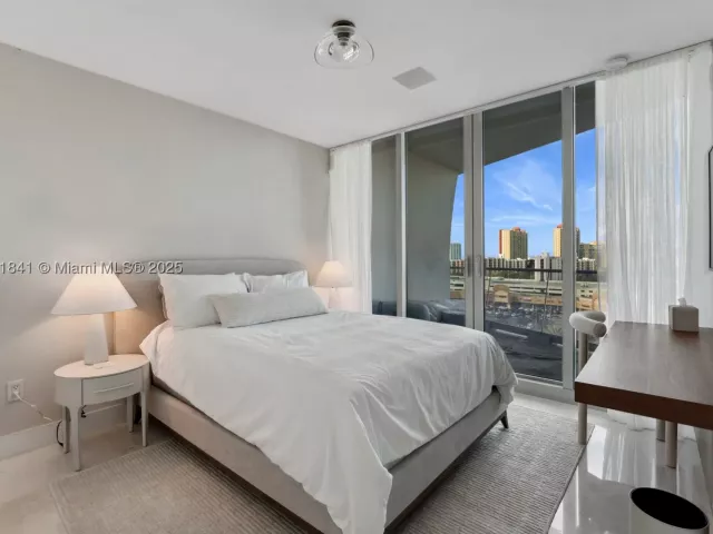 4-bedroom condo for sale in Sunny Isles Beach - 16901 Collins Ave 805 - MondialRealty
