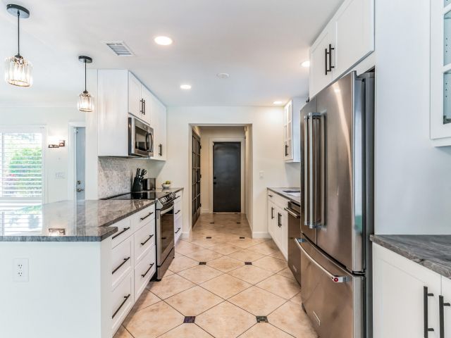 Home for rent at 98 SW 8th Avenue - photo 6644038