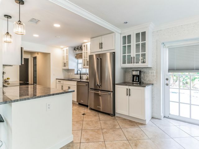 Home for rent at 98 SW 8th Avenue - photo 6644040