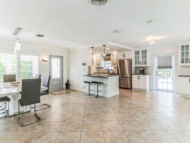 Home for rent at 98 SW 8th Avenue - photo 6644042