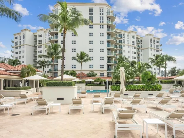 2-bedroom condo for sale in Aventura - 20000 E Country Club Dr PH01 - MondialRealty