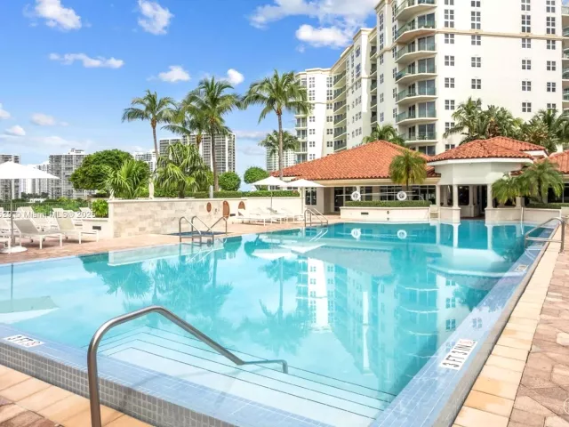 2-bedroom condo for sale in Aventura - 20000 E Country Club Dr PH01 - MondialRealty