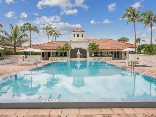 2-bedroom condo for sale in Aventura - 20000 E Country Club Dr PH01 - MondialRealty