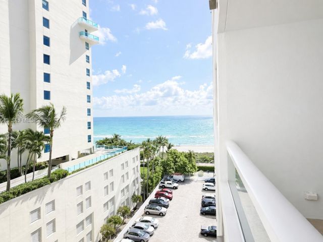 1-bedroom condo for sale in Miami Beach - 5005 Collins Ave 823 - MondialRealty