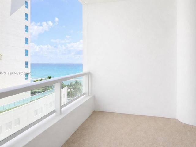 1-bedroom condo for sale in Miami Beach - 5005 Collins Ave 823 - MondialRealty